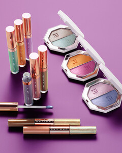 Рианна выпустила пляжную коллекцию макияжа Beach Please